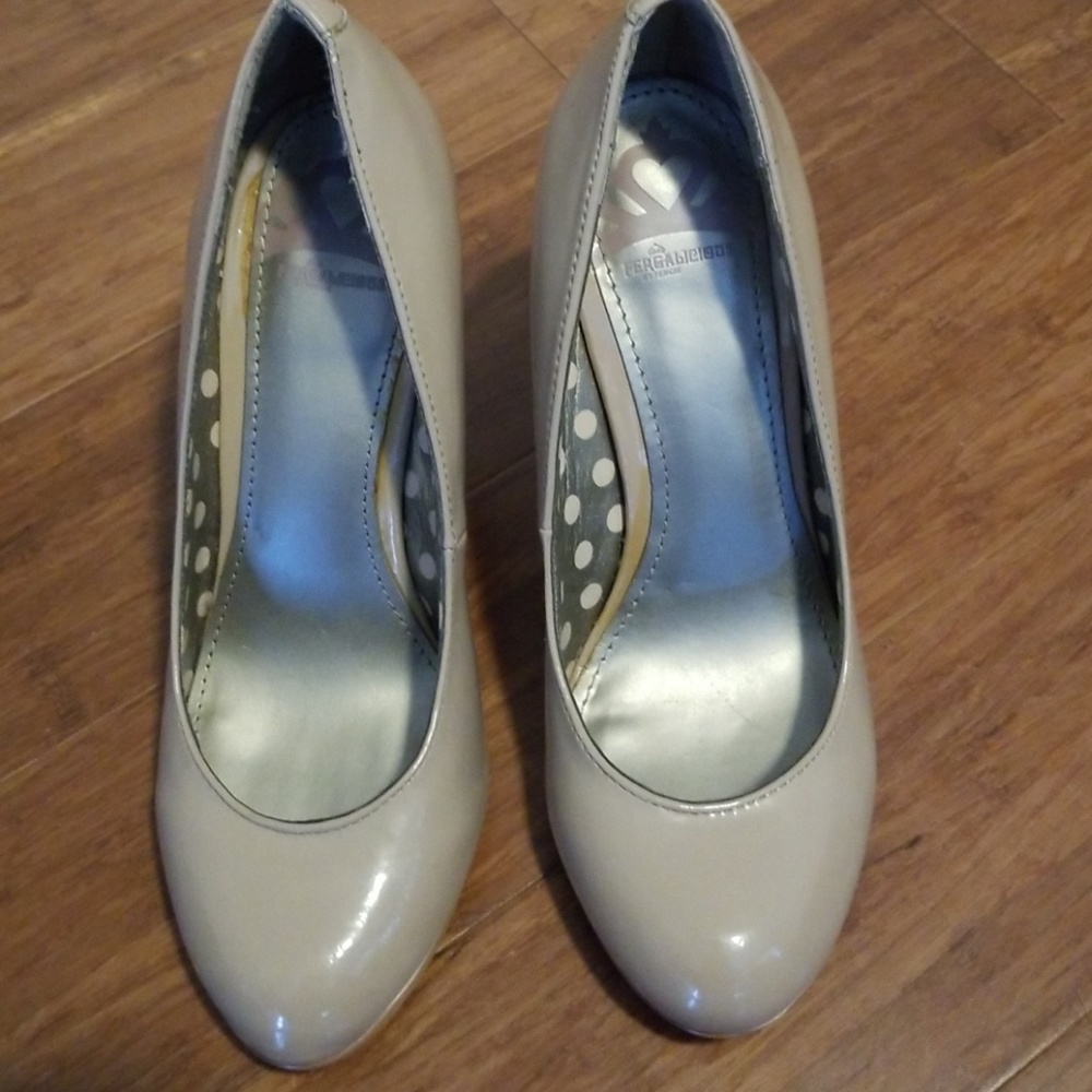 Nude pumps